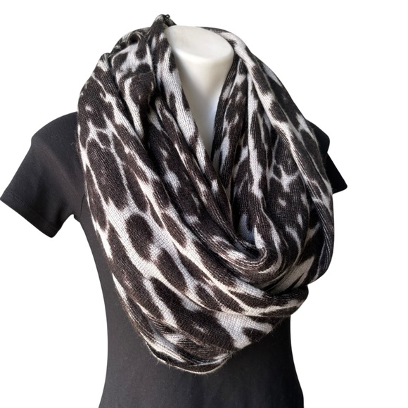 NWT, MICHAEL Michael Kors 'Rochelle' Animal Print Infinity Scarf - Gray/Black - Picture 5 of 11